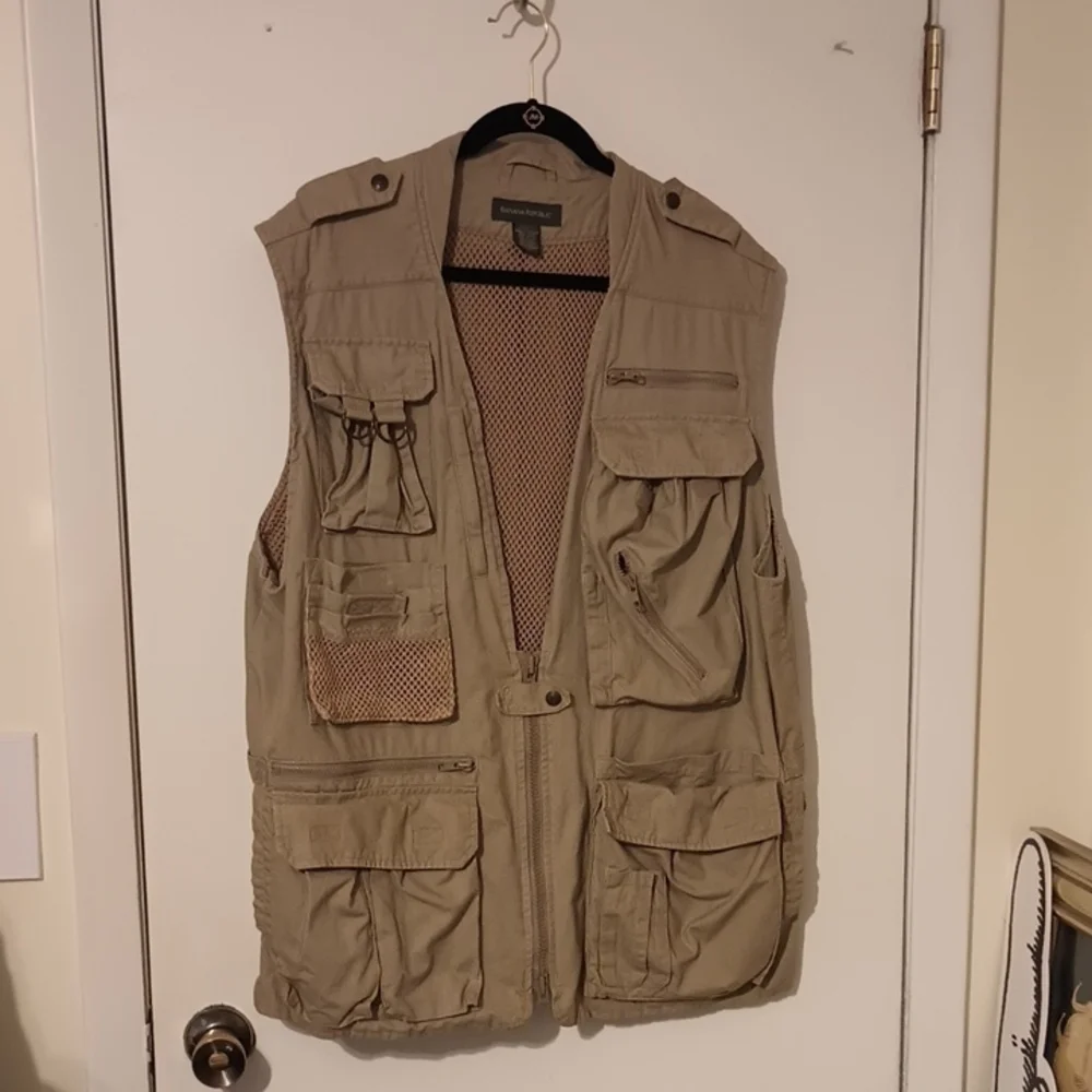 Vintage Banana Republic 1980's Men's Multi-Pocket Fishing/Utility Vest in Khaki